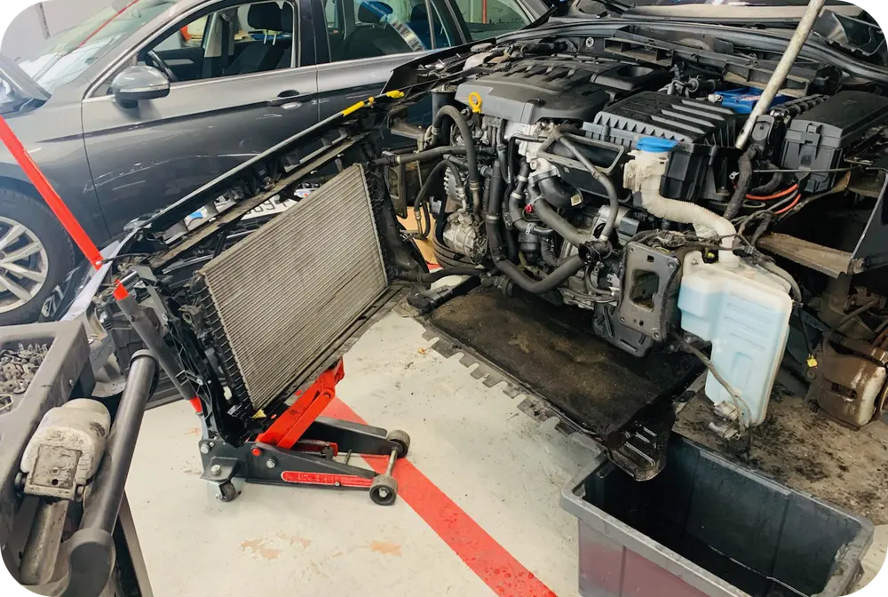Moteur ouvert en cours de réparation dans l'atelier AGP